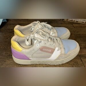 Guess tennis shoes, good condition, will be cleaned before shipped💛